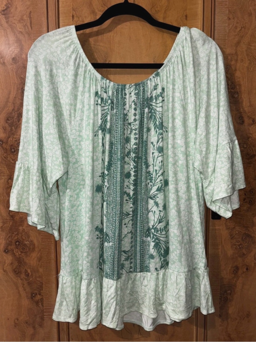 Light Green Floral Peasant Top with Center Print size 2XL